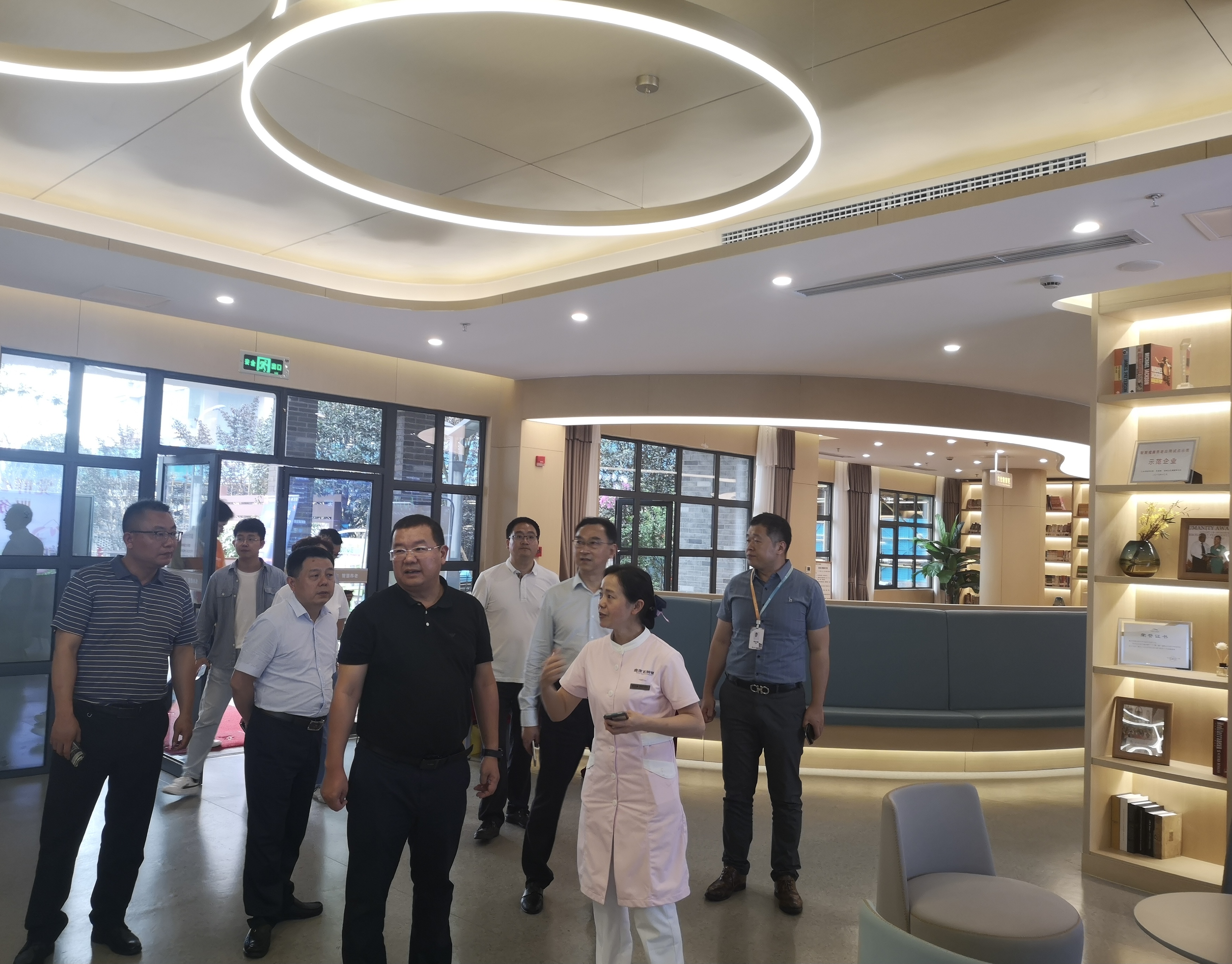 張斌陪同巴中市政府領導一行考察調研集團康養項目 